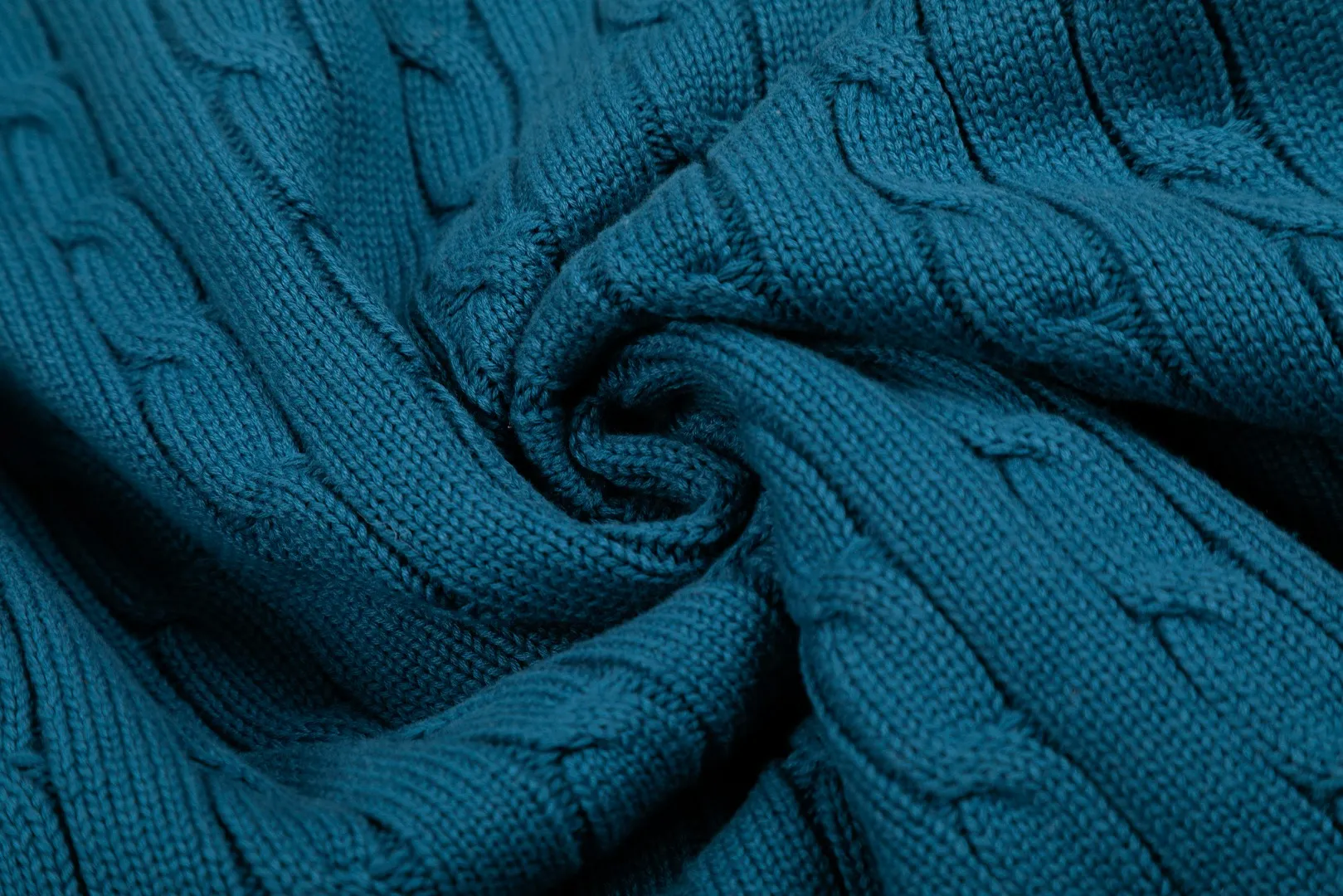 P250 Top quality" Style number: DS806# (not off the shelves all year round) [Ralph Lauren solid color pony embroidery logo male god style twist knitted cardigan] ✅Ralph Lauren Ralph Lauren classic basic versatile male god style round neck twist knitted cardigan jacket ✅Main supplier platform live broadcast Wholesale entities Replenish when out of stock Not off the shelf ✅ZP quality 1:1 version Scan the code to enter the GF website Counter quality ✅Detailed quality is the only one in Guangzhou. Imported quality veil, focusing on high-end, cost-effective, good quality needless to say. ✅The version restores the original order. The maximum size can be worn up to 200 pounds. Loose, comfortable and stress-free. ✅The upper body is simple and easy to match. A must-have for men. Good-looking clothes are never picky. A must-have for men's wardrobe. Size: S-XL. Color: Black, White, Gray, Khaki, Navy Blue, Gentleman's Lake Blue.